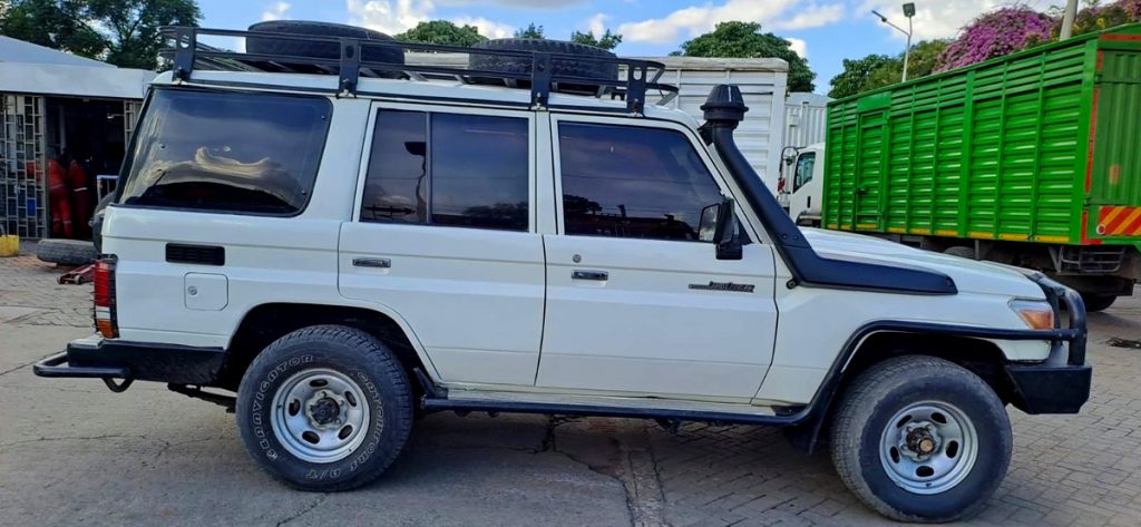 toyota-land-cruiser-lx-self-drive-safari-africa