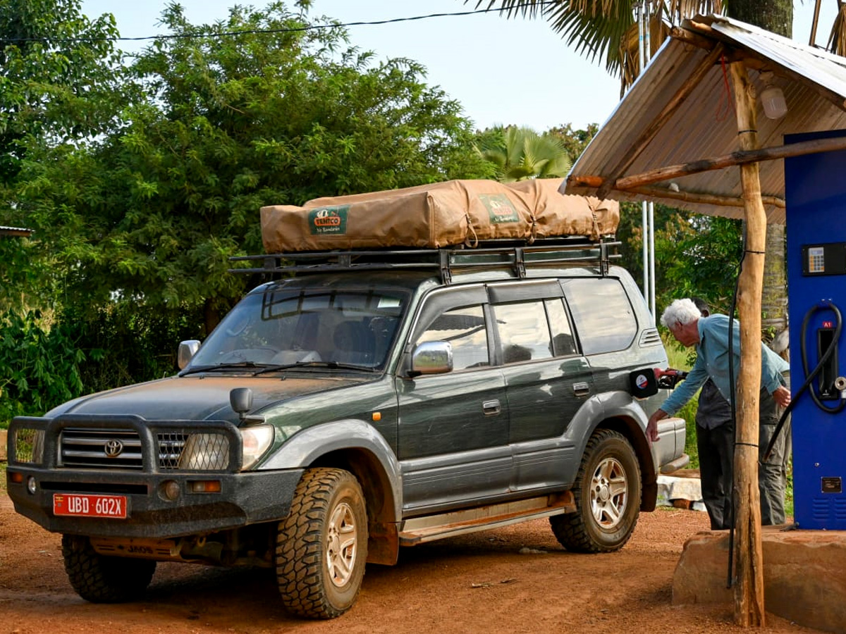 toyota-land-cruiser-tx-with-rooftop-tent-4x4-land-cruiser-tx-for-hire-in-africa